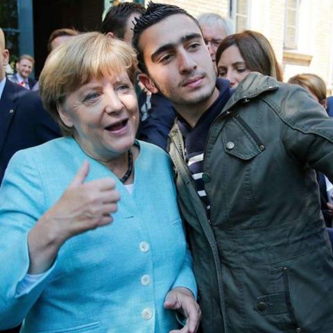 Merkellel szelfiző migráns beperelte a Facebookot