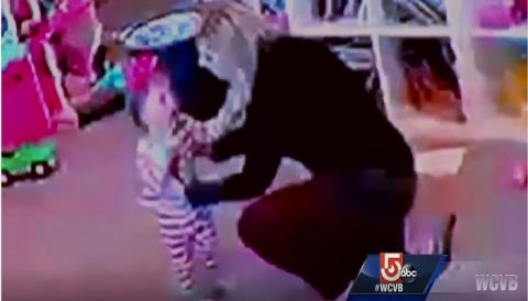 Megmentette kislányát a fulladástól a hős anyuka – videó