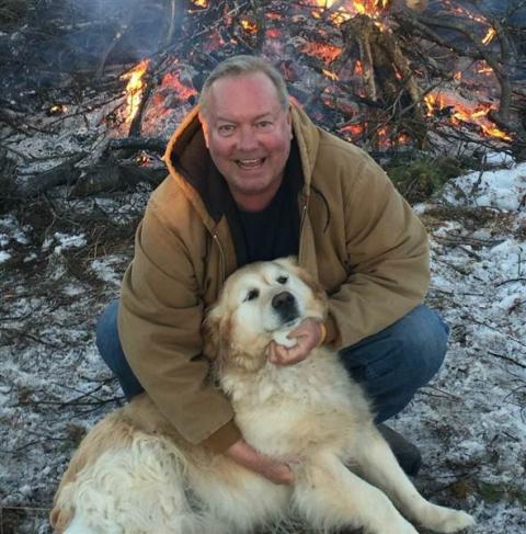 20 órán át tartotta életben súlyos balesetet szenvedett gazdáját a hóban a kutya
