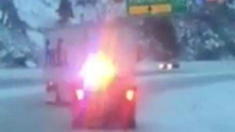 Drifteléssel mentette meg a kamionos az embereket a halálos balesettől! - videó