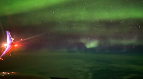 Lenyűgöző videó: repülővel utazott a sarki fényben