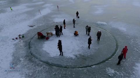 Különös forgó „jég körhintát” formáztak a Balaton jegén – videó
