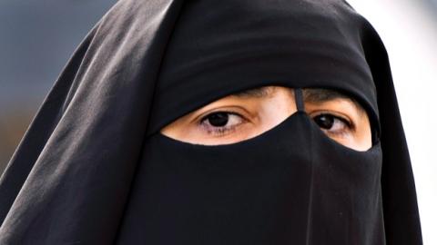 Letépte a nikábot a muszlim nő fejéről a bedühödött brit férfi