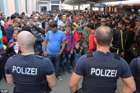 Távozó migránsoknak milliókat fizet Merkel az adófizetők pénzéből