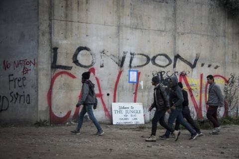 Migránsgyerekek kezdtek özönleni újra a ledózerolt Calaisba