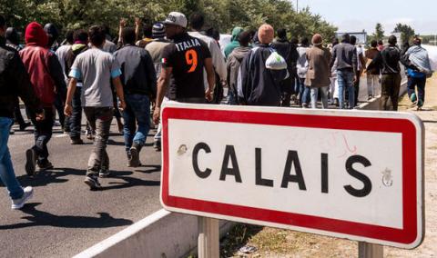 Újra magyar kamionsofőrt támadtak meg a migránsok Calais-nél