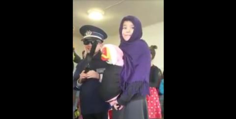 Migránsnak és rendőrnek öltöztek a gyerekek egy erdélyi farsangon - videó