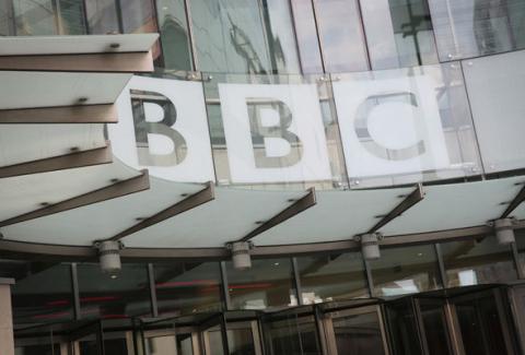 Botrány: muszlim nő lett a BBC vallási műsorainak szerkesztője