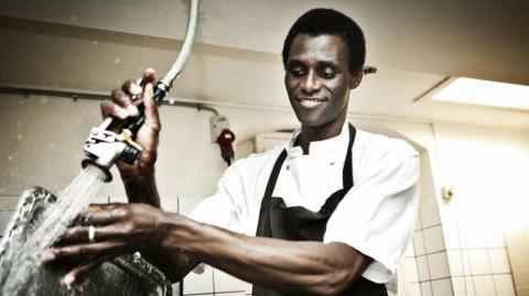 Gambiai sztármosogatóját tette meg étterme társtulajdonosának a dán cég
