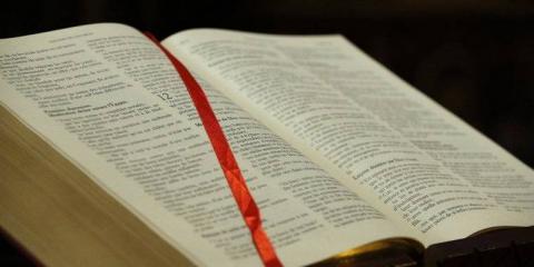 Bibliából olvasott fel, ezért felfüggesztette az iskola a pedagógust