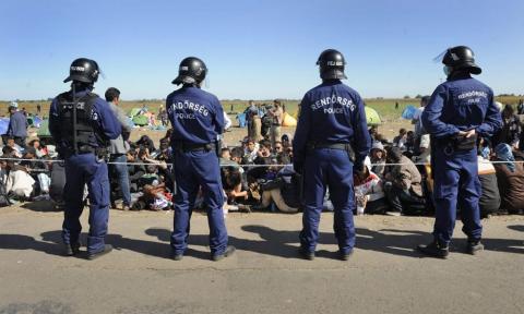 Menekülteket vernek a magyar rendőrök a határon egy segélyszervezet szerint