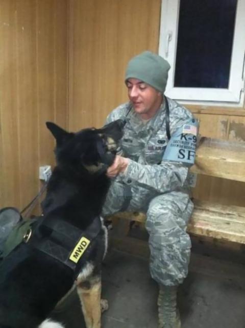 Szívszorító fotók: hű kutyája utolsó pillanatáig ott volt vele a katona gazdája