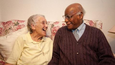 Igaz szerelem: 70 éve boldogan él fekete bőrű férjével a brit nő