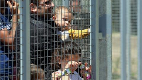 Migránsok konténerbe zárása Magyarországon durván sértő a jogvédők szerint