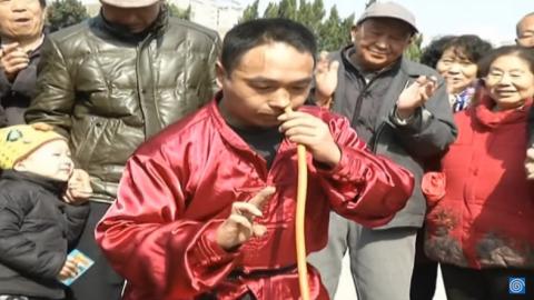 Autógumi belsőt fújt fel a kung-fu mester orrlyukán keresztül– videó