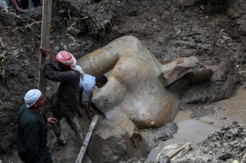 Kairó szegénynegyedének sarában találták meg a 3000 éves fáraó szobrát – videó