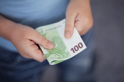 Szétosztogatta az iskolában nagyszülei millióit a 10 éves gyerek