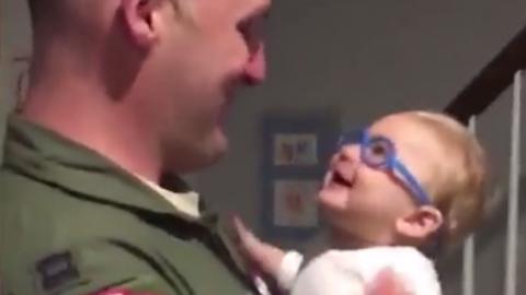 Odavan a net a babáért, aki először látja új szemüvegében az apukáját - videó