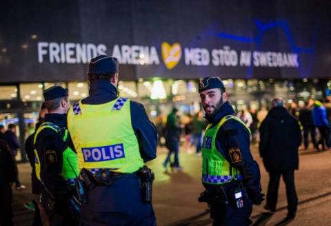 Migránsok a járőröző rendőröket is megtámadják a svéd no-go zónákban– drámai videó