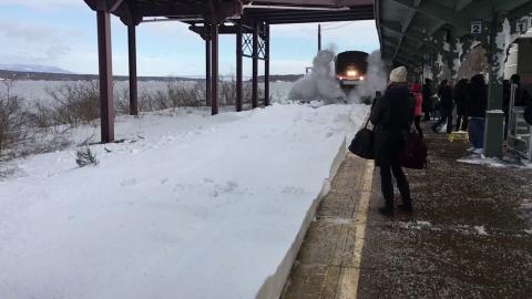 Nem volt jó ötlet közelről felvételeket készíteni az érkező vonatról - videó