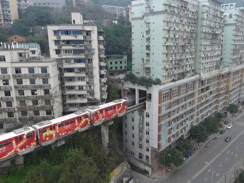 Egy 19 emeletes ház közepén vezették át a vonatot a kínaiak