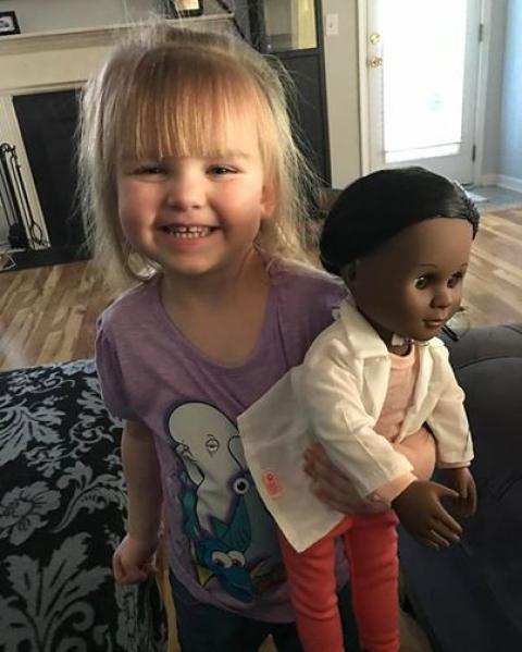 3 éves kislány osztotta a ki a babája színe miatt beszóló pénztárosnőt