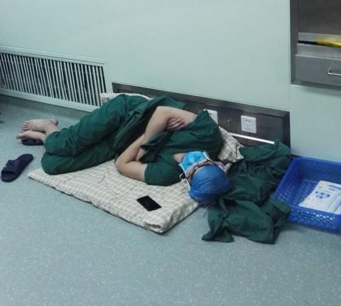 28 órás műszak után így alszik a folyosón a sebész - fotó
