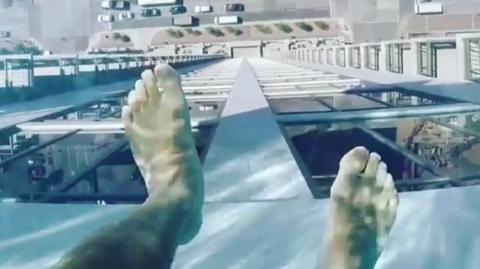 150 méter magasan lóg a semmiben az átlátszó üvegmedence – videó