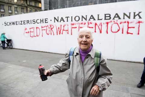86 éves néni graffitizte össze a svájci bank falát – videó