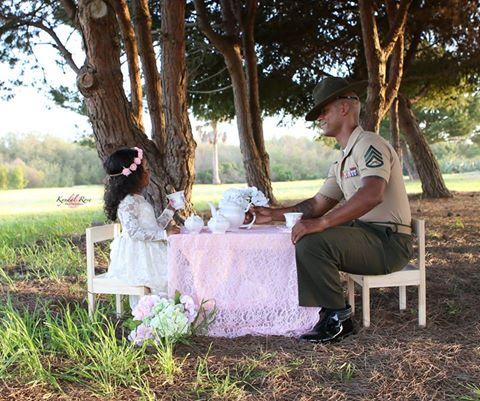 Megható fotók: egy katona apuka teadélutánja kislányával