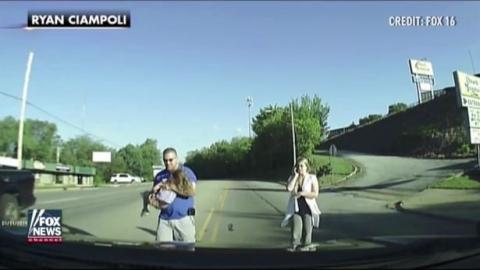 Hős autós mentette meg a buszból kizuhanó kislányt – videó