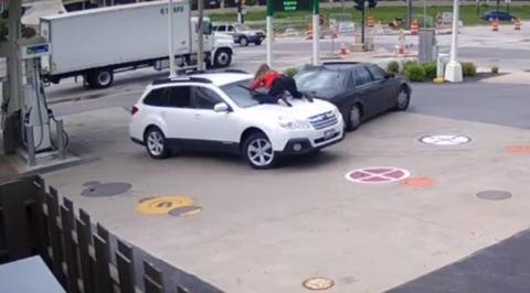 Megakadályozta a bátor nő, hogy ellopják a kocsiját – videó