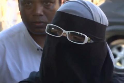 Muszlim nő burkáján lévő felirat akasztotta ki a brit nézőket