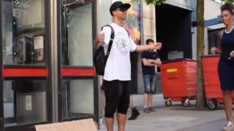 Ölelést kért a manchesteri utcán a bekötött szemű muszlim fiú - videó