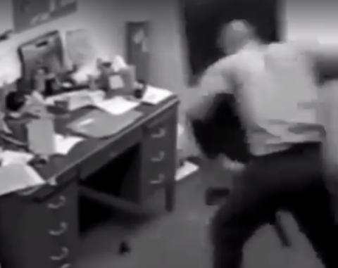 Elkapta az ideg az irodistát a széke miatt - videó