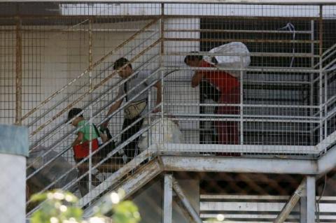 Félezer illegális migránst pateroltak ki az athéni reptér területéről