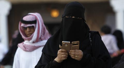 Szaúdi medence reklámban felfújható labdát tettek a nők helyére