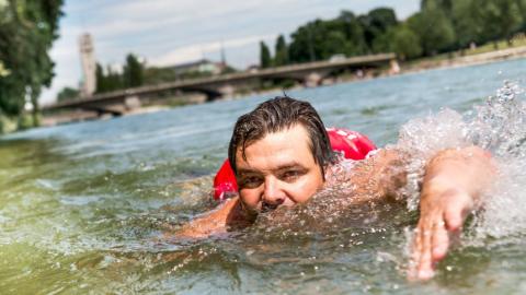 Mindennap a folyón úszva jár dolgozni egy német férfi