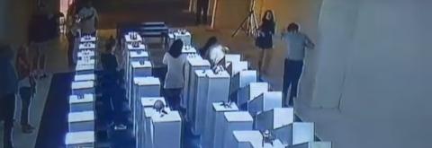 55 millió forintos kárt okozott egy szelfivel a buta nő - videó