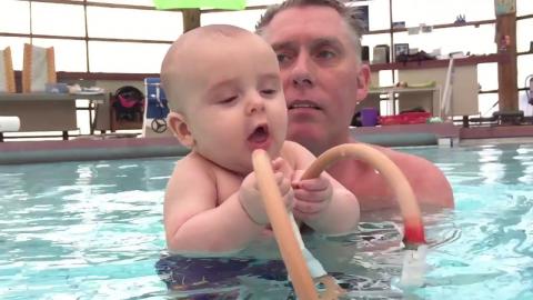 3 hónapos babákat tanít állni egy izlandi orvos – videó
