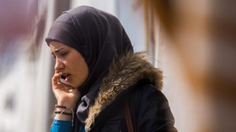 Tilalom ellenére hidzsábban ment válni a bíróságra a muszlim nő