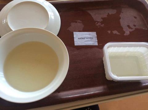 Azonosítatlan vízszerű löttyöt adtak ebédre egy pesti kórházban