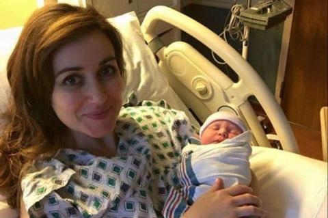Saját vajúdása közben vezetett le egy szülést a fiatal doktornő - videó