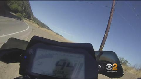 Sisakkamerája vette fel, ahogy a motoros 76 métert zuhan a szikláról -videó