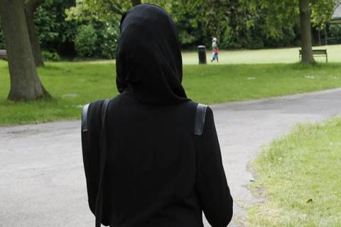 22 milliós kártérítést kapott a muszlim nő, akiről a rendőrök lerántották a hidzsábot