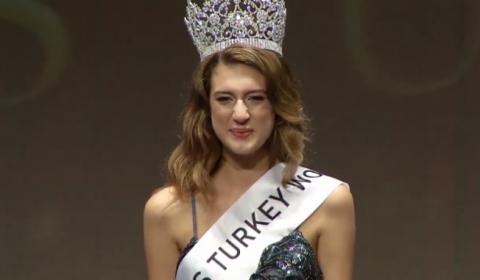 Törökök szépségkirálynőjét 1 nap után megfosztották a koronájától