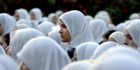 Kötelező viselet lett a hidzsáb több brit általános iskolában