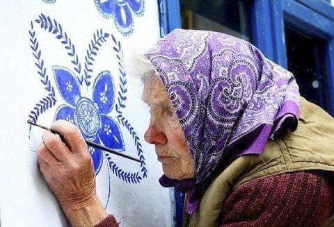 Virágokat fest a faluja összes házára a 90 éves cseh néni
