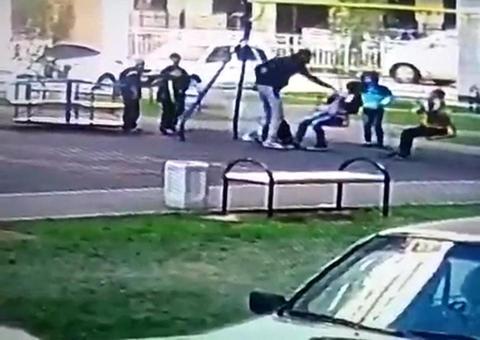 Lerendezte az orosz apa a gyerekét bántó két srácot a játszótéren – videó
