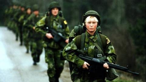 Migránsok uralta no-go zónákba katonákat vezényelnének a svédek